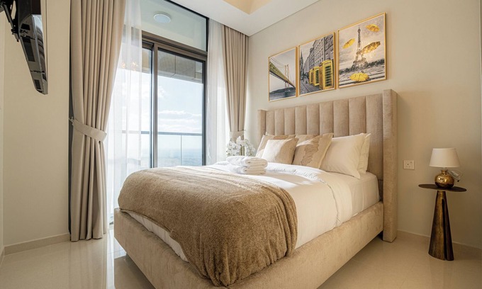 Al Wasl Apartment | Stunning 3BR w/Panoramic Views in Aykon City