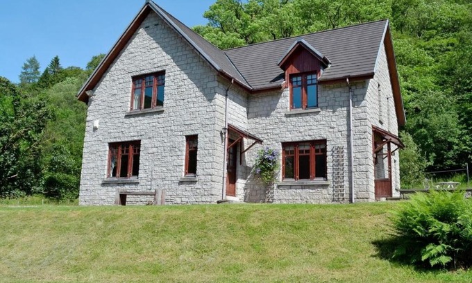 Arrochar House | Stunning 4-Bed Cottage S/C