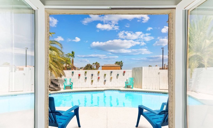 Summerlin House | STUNNING 5 BDR HOUSE W/ HEATED POOL, FOR 10 GUESTS