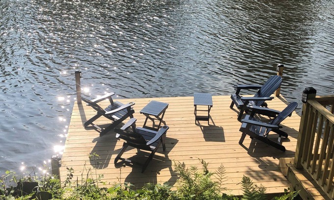 Mount Marion House | Stunning 5 bed Waterfront Oasis with deck over the River
