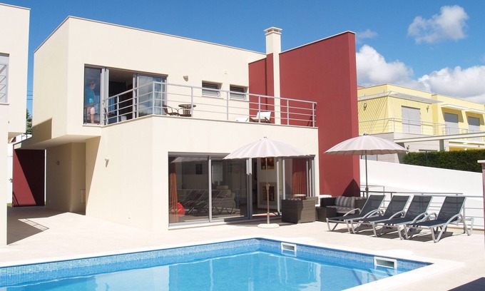 Foz do Arelho Villa | Stunning 5 Bedroom Modern Villa with Pool & Free WiFi.