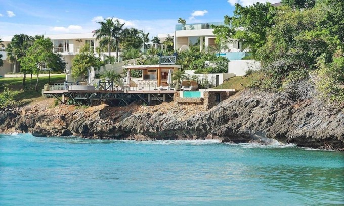 El Limon Villa | Stunning 5 BR Beach House With Infinity Pool, Personal Butler, Chef and Helipad