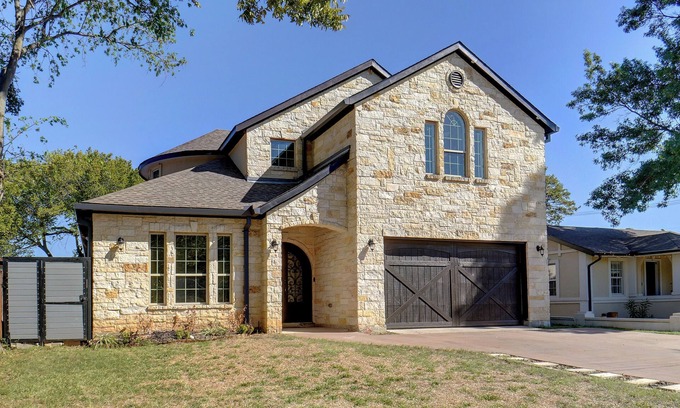 Irving House | Stunning 5br 4ba with game room near DFW and LOVE Field