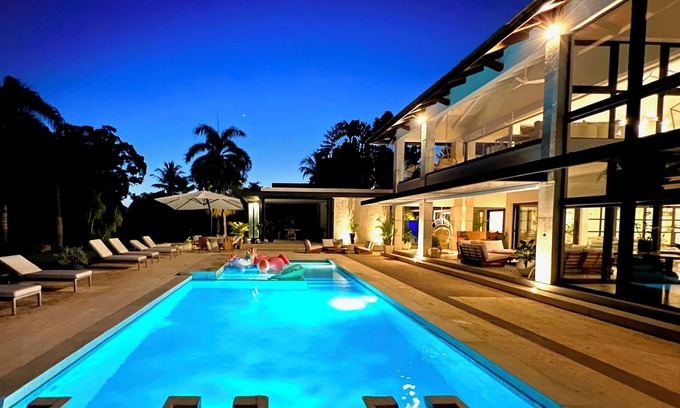 Los Mangos Villa | STUNNING 7 Bedroom Villa w Pool, Fully Staffed, Just Steps from Minitas Beach!