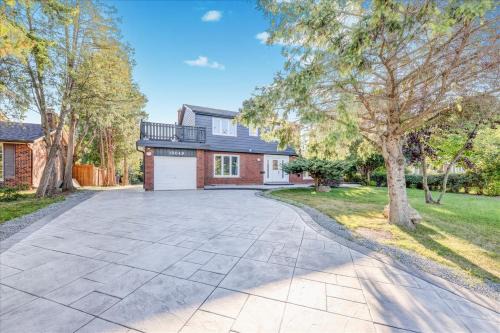 Dean Park House | Stunning 7 Br RougeView Home with 2 Kitchens, 5 Bathrooms, Amazing Backyard & 8-Car Parking