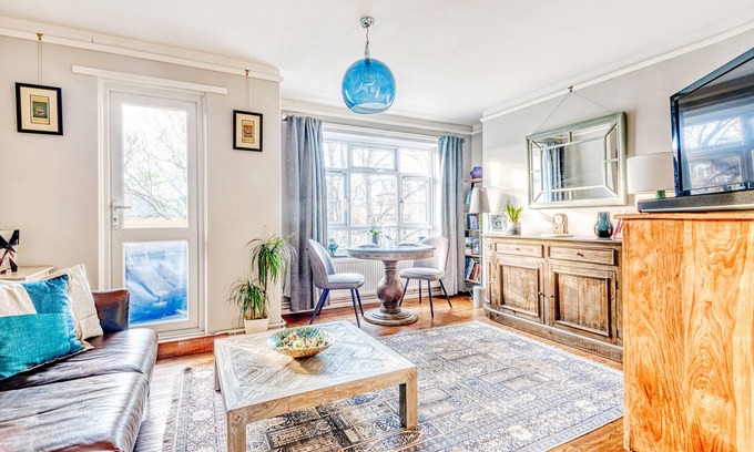 East Putney Apartment | Stunning and Warm Home in Wandsworth by UnderTheDoormat