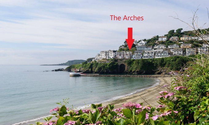 West Looe House | Stunning apartment for four overlooking Looe bay, with parking.