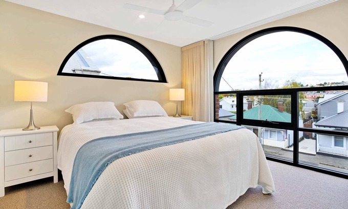Launceston CBD House | Stunning Apartment in the CBD with Parking & WiFi