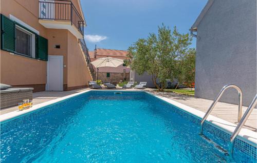 Drnis Apartment | Stunning Apartment In Karalic With Wifi