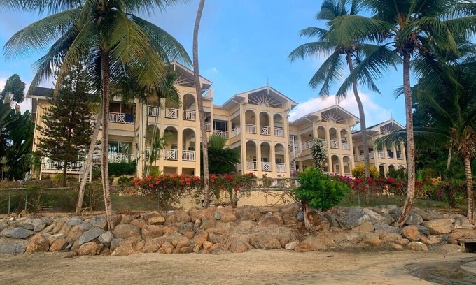 Black Rock Apartment | Stunning apartment on Grafton Beach with pool and direct access to beach