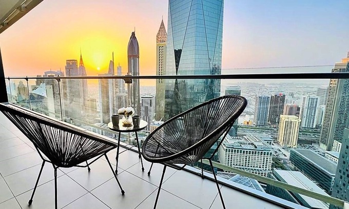 Bur Dubai Apartment | Stunning apt with balcony and awesome skyline view