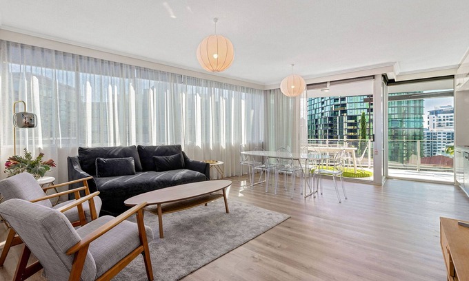 Kangaroo Point Apartment | Stunning Balcony in Large Unit near River and City
