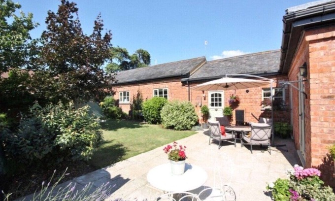 Powick House | Stunning Barn with hot tub close to Worcester Malvern sleeps 6