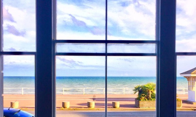 St Leonards-On-Sea Apartment | Stunning Beach View Holiday Suite
