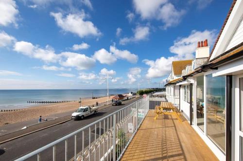 Bognor Regis Apartment | Stunning Beachfront Apt w Balcony & Sea Views