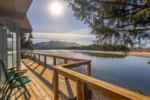 Otis House | Stunning Beachfront Cabin with Barbecue and Hot-tub in Otis, Oregon