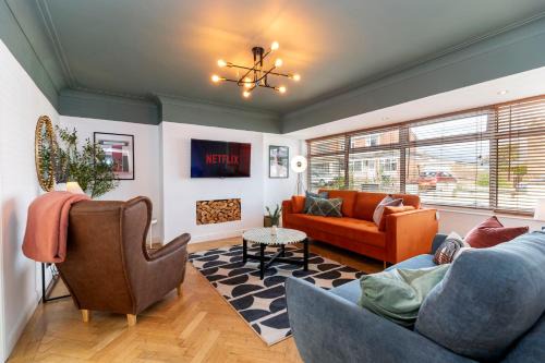 North Bitchburn House | Stunning Bishop Auckland House with 5-bedrooms & 8 Beds Sleeps 12 with Free Parking by PureStay