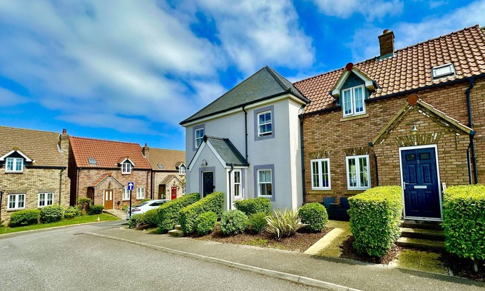 Filey Apartment | Stunning Coastal Cottage - Sleeping 8 in 4 Bedrooms - Pool and Beach Access Included.
