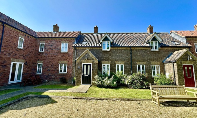 Filey Cottage | Stunning Coastal Cottage - Sleeping 5 in 2 Bedrooms - Pool and Beach Access Included.