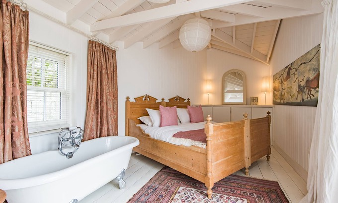 Deal House | Stunning coastal holiday home with sea views, sleeping 6 guests with 3 bathrooms in Kingsdown.