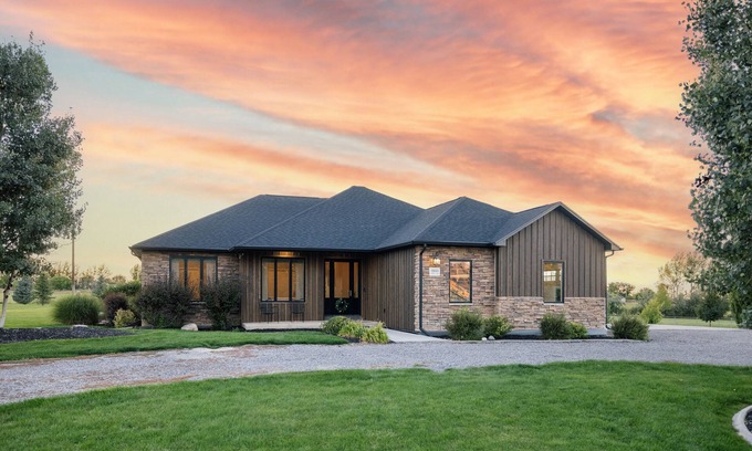Montrose House | Stunning Colorado Casa w/Hot Tub, 25 min to BLK CNYN