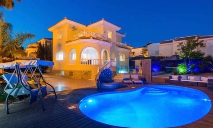 Quesada Villa | Stunning Family Villa Ciudad Quesada, Sleeps 14 Private Heated Pool & Jacuzzi