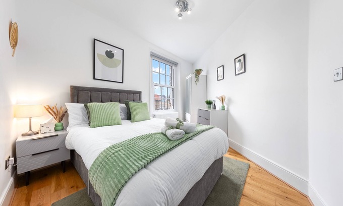 Pimlico Apartment | Stunning flat in Kings Cross sleeps 10
