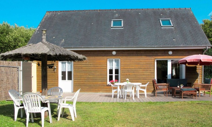 Saint-Laurent-sur-Mer House | Stunning private villa for 6 guests with TV, terrace, pets allowed and parking