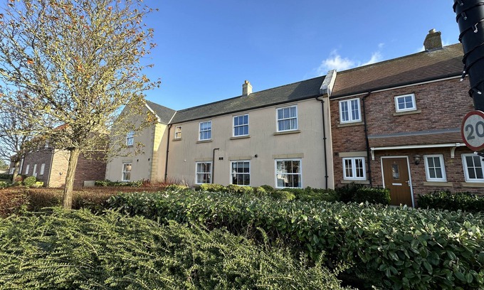 Filey Cottage | Stunning Ground Floor Coastal Apartment - Sleeping 4 in 1 Bedroom - Pool and Beach Access Included.