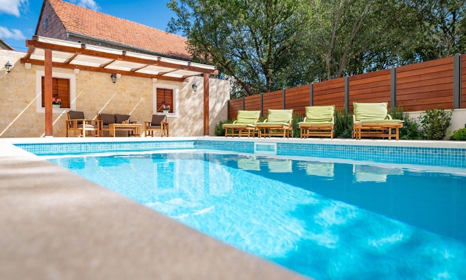Trilj House | Stunning home in Dicmo with kitchen