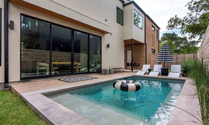 Blackshear-Prospect Hill House | Stunning Home | Pool | Fireplace | Downtown Views