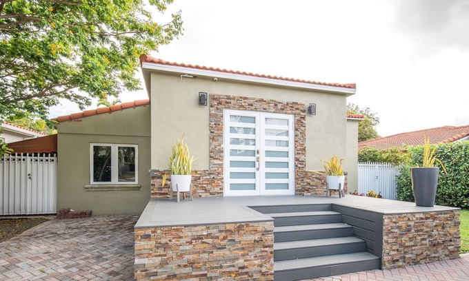 Coral Way Ski Chalet | Stunning house 10 minutes from the key biscayne