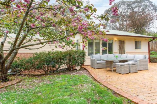 Katoomba House | Stunning Katoomba Home with Lush Garden&Playground
