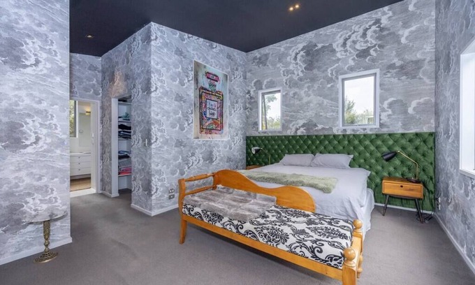 Albert Town House | stunning loft with mountain views of the famous Mount Iron