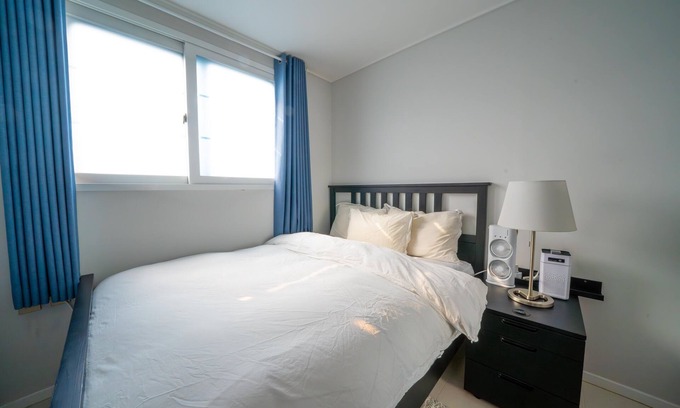 Seoul Apartment | Stunning Luxury Apartment! nSuper close to restaurants & bars, subways & buses!