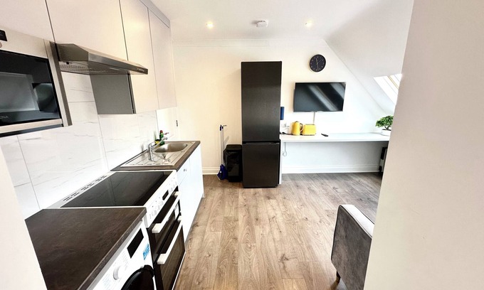 West Hendon Apartment | Stunning Modern, Private Apartment, 15 Mins To Central London