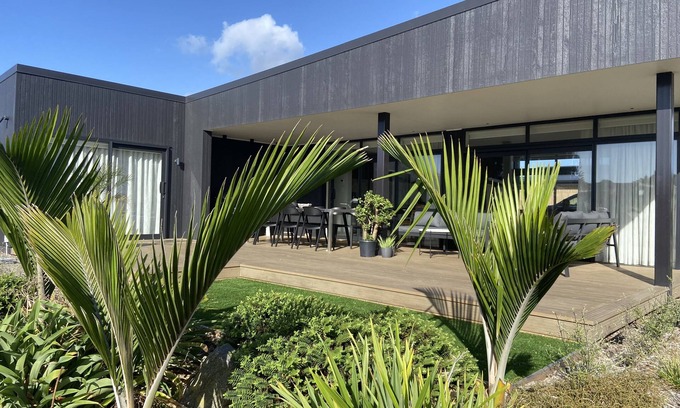 Waihi Beach House | Stunning Modern * Quiet * Family Friendly * Walk to beach & shops. Sleeps 10