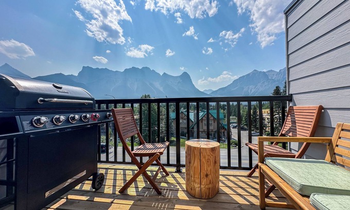Canmore House | Stunning Mountain View Townhouse | 10 MinWalk to Downtown with/Hot Tub & Pool