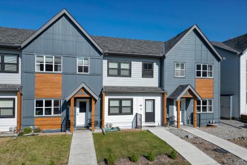 East Kootenay House | Stunning New 3 Bedroom Mountain View Condo