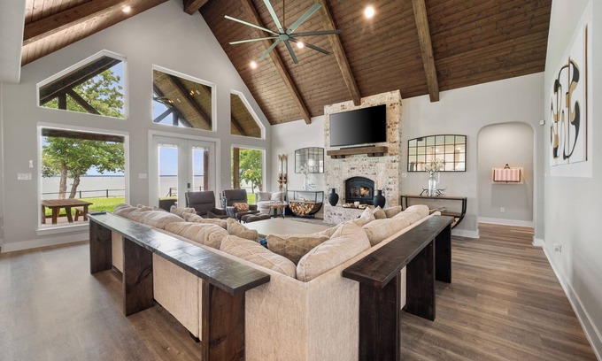 Streetman House | Stunning, New Lakefront Home with Private Boat Ramp