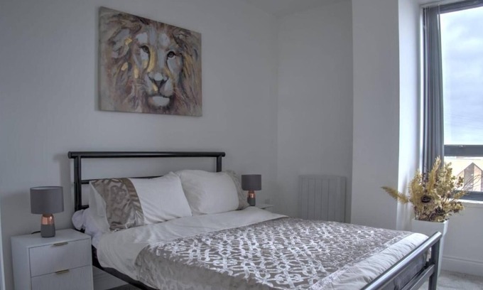 Slough Apartment | Stunning New Modern 2 Bedroom flat with Parking near Windsor Castle