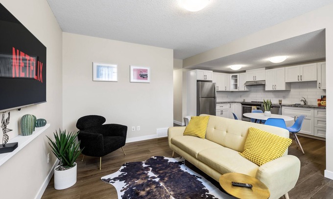 West Edmonton House | ⭐️Stunning Oasis🌴 Fence yard ✅ Pet friendly 🐶 Close to West Edmonton Mall