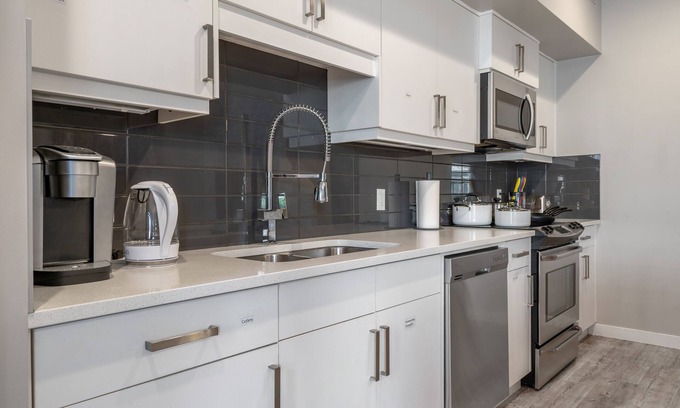 West Springs House | Stunning Oasis in West Springs - Near Downtown & COP