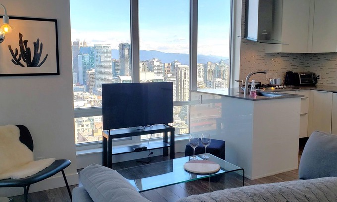Downtown Vancouver Apartment | Stunning Ocean/Mountain View in Downtown Vancouver New Build