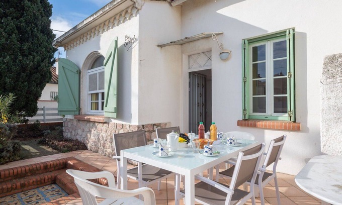 Le Grand Large House | Stunning private villa for 6 guests with WIFI, A/C, TV and pets allowed
