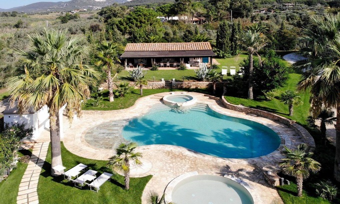 Campiglia Marittima Villa | Stunning private villa with WIFI, A/C, hot tub, private pool, TV, patio, pets allowed and parking