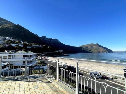 Scott Estate Apartment | Stunning penthouse in Hout Bay overlooking the beach