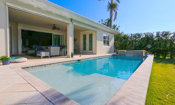 Royal Harbor House | STUNNING POOL HOME, 4 BEDS/4 BATHS, DOWNTOWN NAPLES, FL