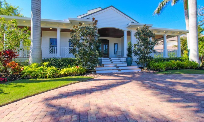 West Naples House | STUNNING POOL HOME 4BEDS/4.5BATHS AQUALANE SHORES FURNISHED & WATERFRONT RENTAL