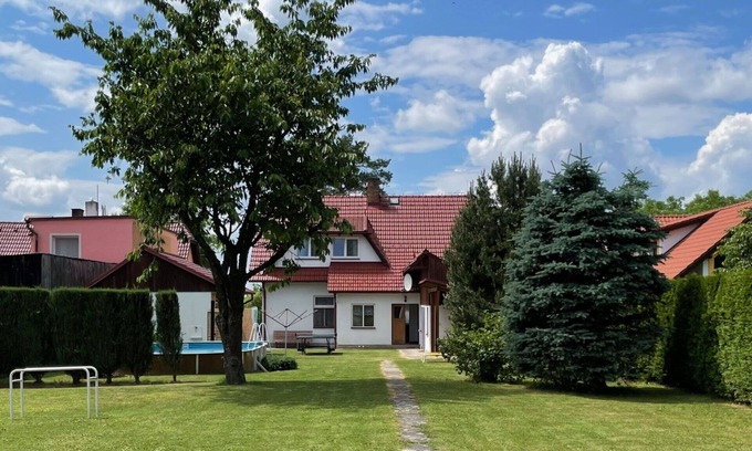 Sudomerice u Bechyne House | Stunning private villa for 11 people with WIFI, TV, patio and pets allowed